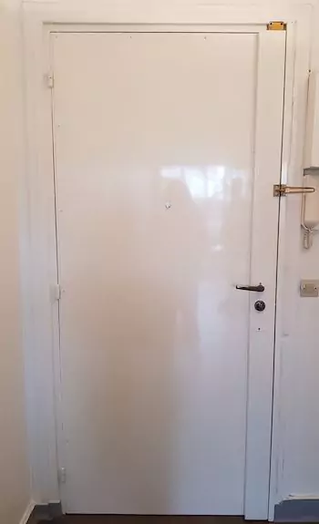 porte dotée d'une tôle de blindage