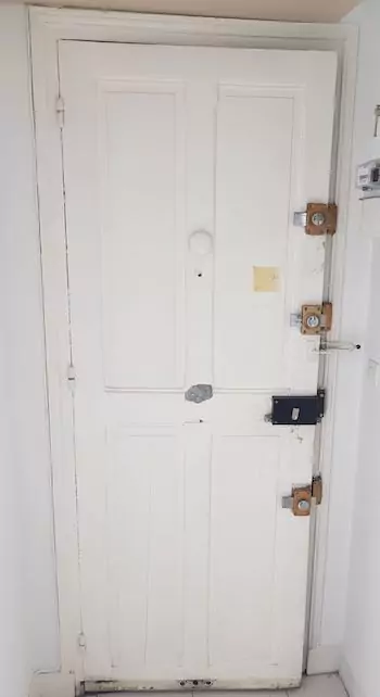 porte standard avec plusieurs verrous