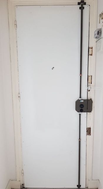porte avec tôle de blindage et serrure 3 points en applique