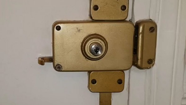 Remplacer une serrure Deny