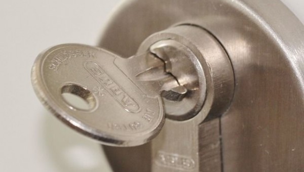 Comment changer un barillet de porte?