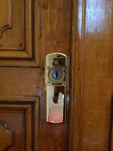 cache serrure magnétique doré