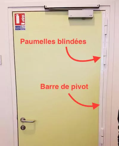 Porte avec barre de pivotement et paumelles blindées