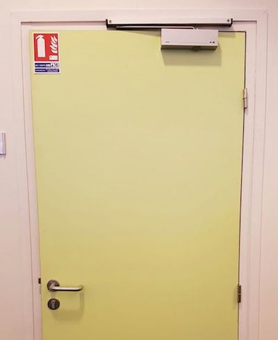 Porte jaune sans barre de pivotement, ni paumelles blindées