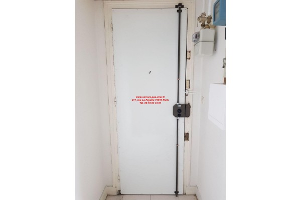 Serrure 3 points en applique avec tôle de blindage peinte (blanche).